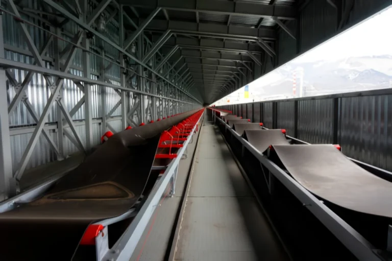 โรงเก็บเครื่องบินโลหะพร้อมสายพานลำเลียงและสายพานยาง_waifu2x_photo_noise2_scale_副本