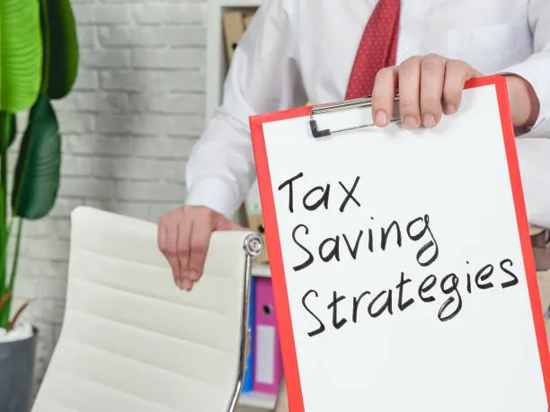 'n Finansiële adviseur wys belastingbesparingsstrategieë.