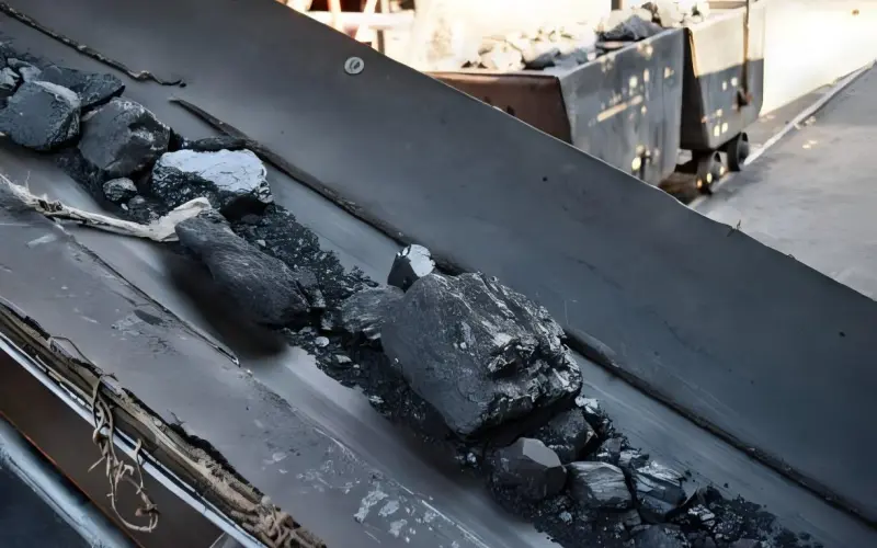 The conveyor belt is not used according to the requirements and is damaged prematurely
