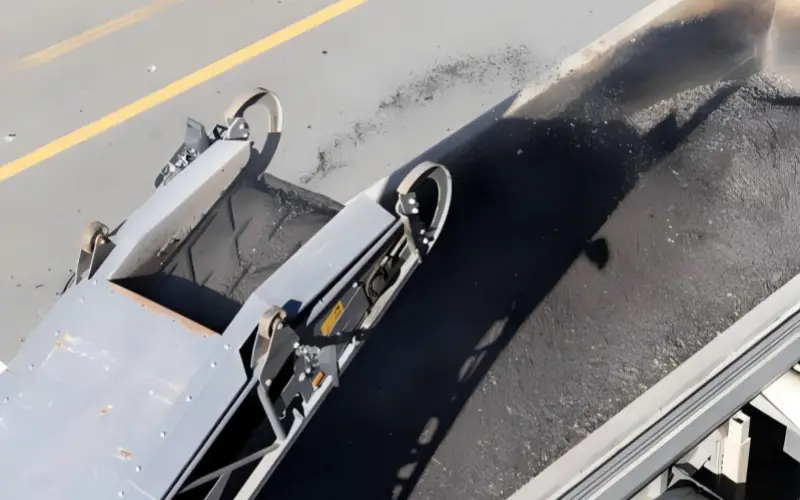 Transporting asphalt with patterned belts