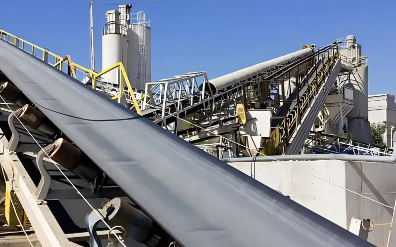 4. Neoprene Rubber Conveyor Belt Material transportation in the cooling section of cement production