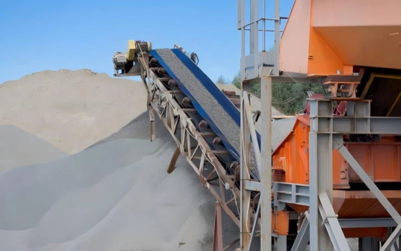  quarry conveyor belt with gravel