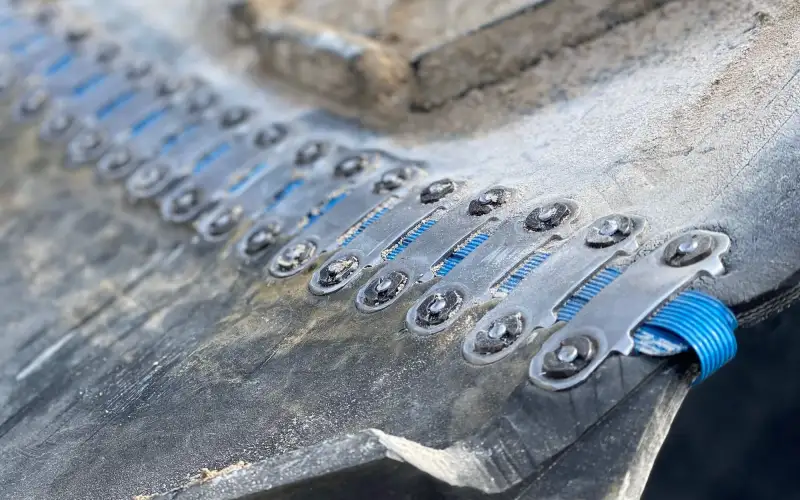 Problems with conveyor belt joints can cause conveyor belt tracking to deviate.