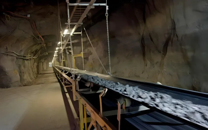 5.4 Chains or metal cables connected to the conveyor