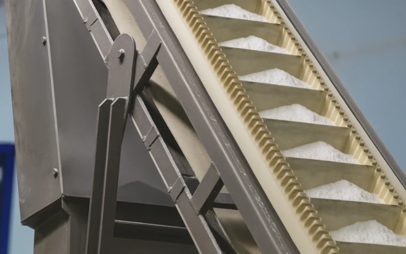 2. Cleated conveyor belt application